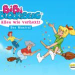 Cocomico Theater Alles wie verhext Bibi Blocksberg auf dem Besen Bibi Blocksberg mit Mutter Barbara und Oma Grete