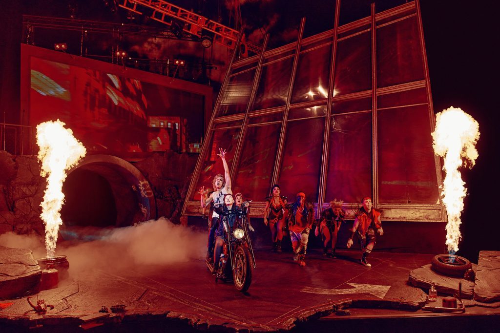 Bat Out Of Hell Szenenbild Motorrad und Pyrotechnik