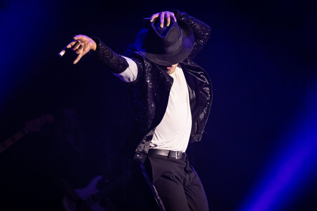 Michael-Jackson-Darsteller mit Hut und Glitzerjacke in der Show BEAT IT!