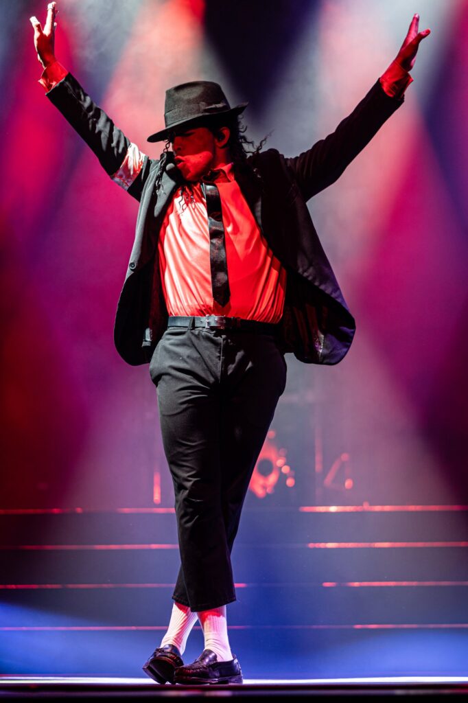 Hauptdarsteller mit ausgebreiteten Armen im Finale der Show BEAT IT!