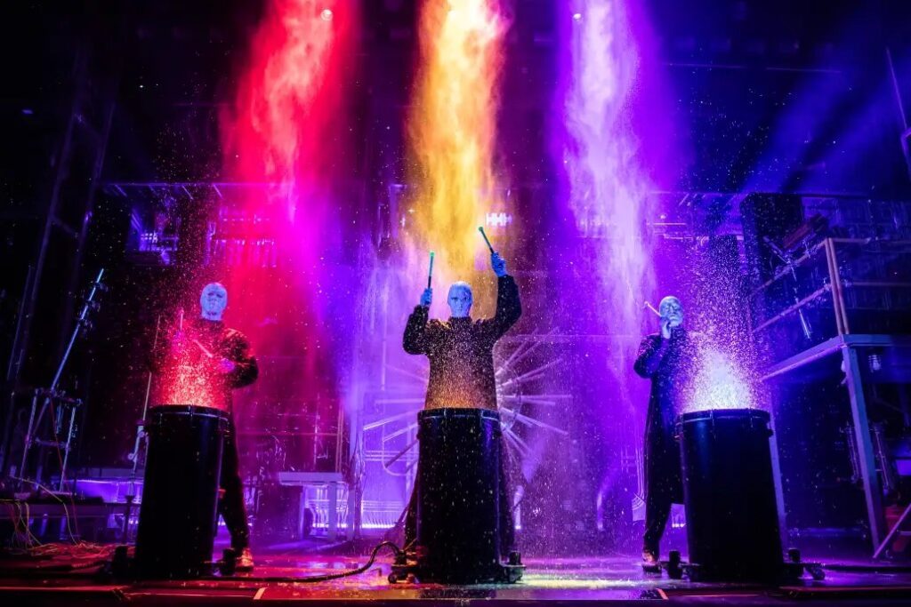 Die Blue Men an ihren leuchtenden Trommeln