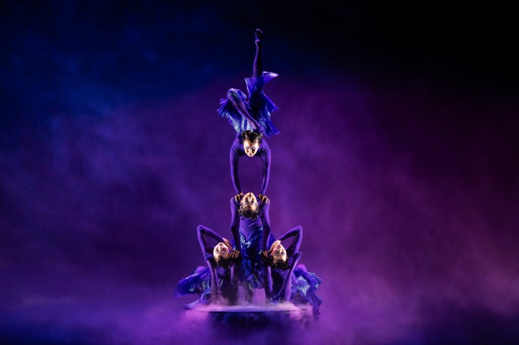 Kontorsionsnummer der Volutes in Cirque du Soleil ALIZÉ