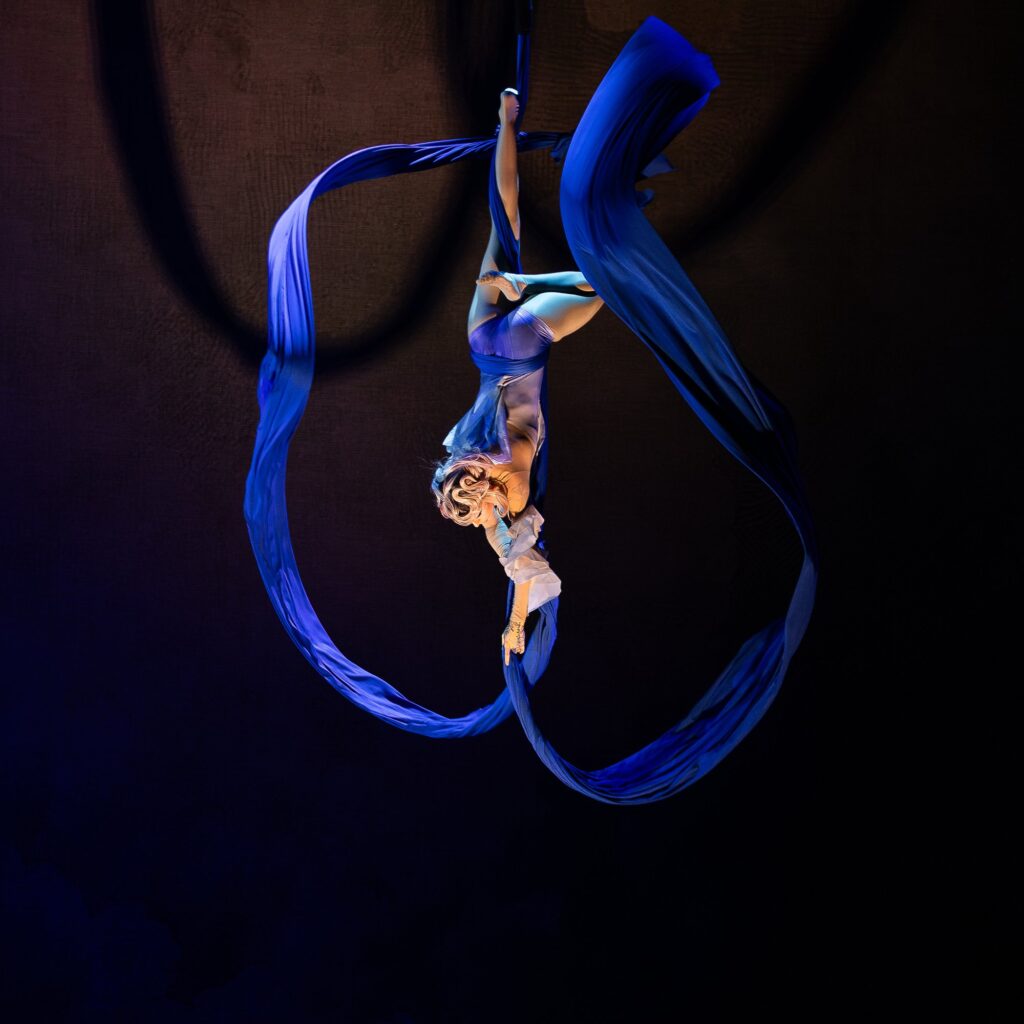 Luftakrobatik am blauen Vertikaltuch in Cirque du Soleil ALIZÉ