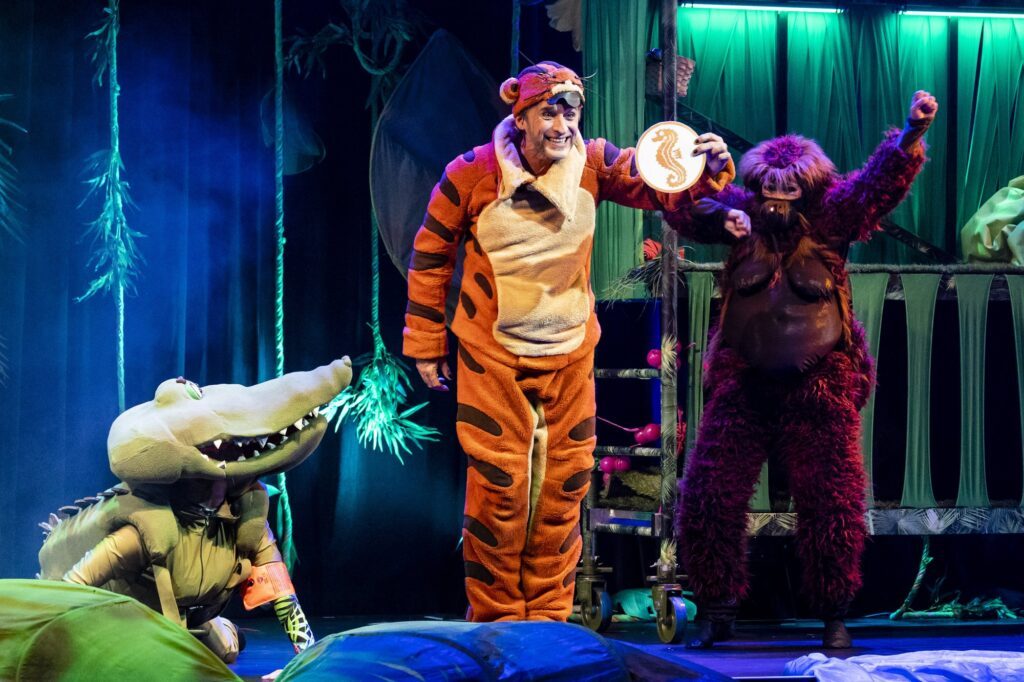 Der Tiger mit Krokodil und Affe im Dschungel