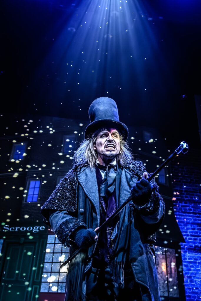 Ebenezer Scrooge haelt nichts von Weihnachten: Szene aus DER GEIST DER WEIHNACHT