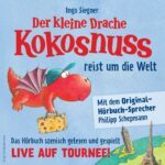 DER KLEINE DRACHE KOKOSNUSS REIST UM DIE WELT