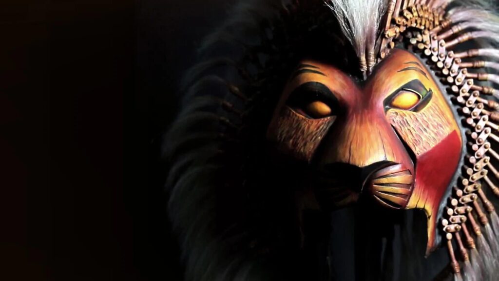 Detailaufnahme einer kunstvollen Löwenmaske im Musical DER KÖNIG DER LÖWEN
