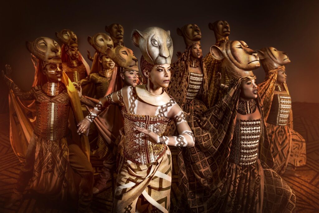 Nala und die Löwinnen in der Szene Schattenland im Musical DER KÖNIG DER LÖWEN