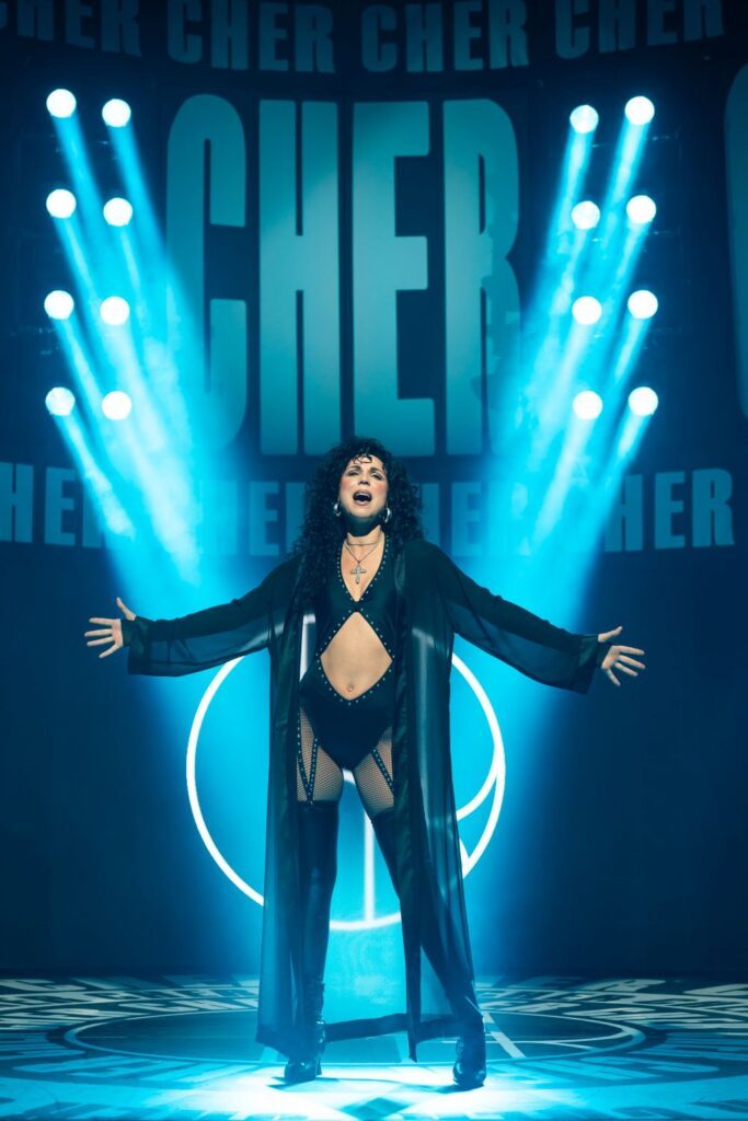 Die Cher Show - Cher im Strapsen-Outfit