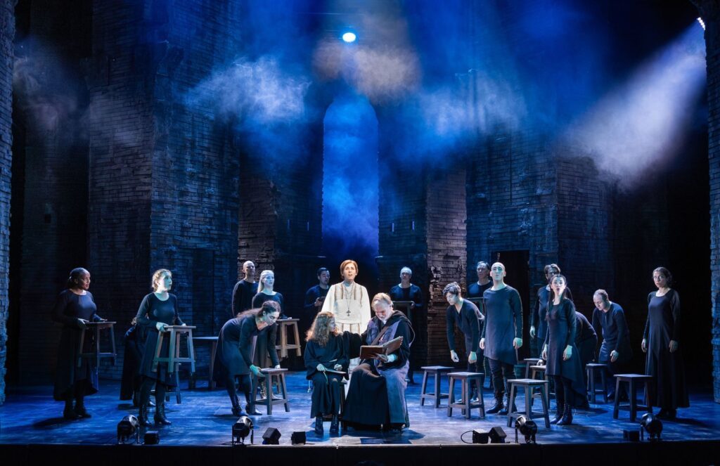 Johanna als Mönch verkleidet im Kloster – DIE PÄPSTIN – Das Musical