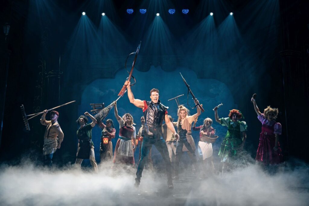 Die Schöne und das Biest Jubiläumstour bewaffnete Dorfbewohner