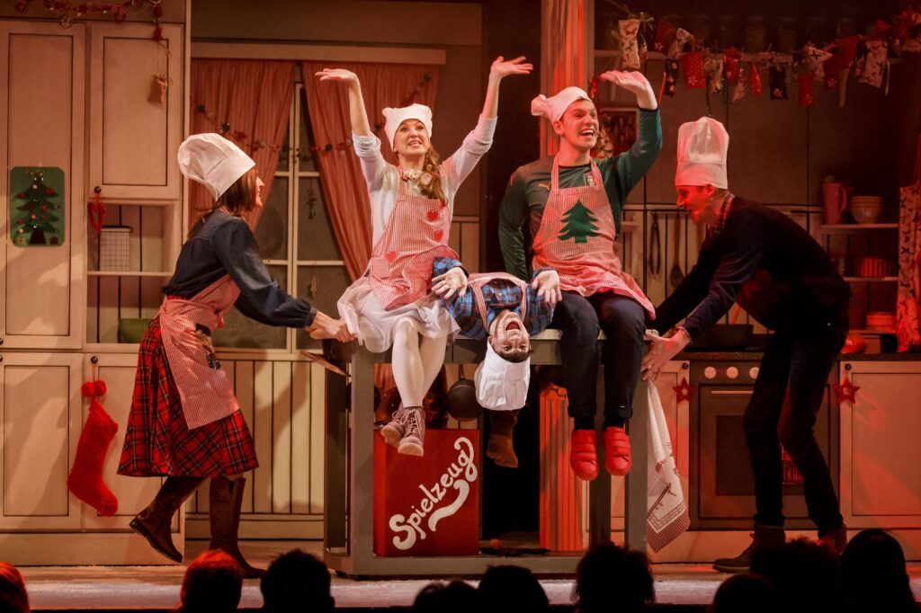 Kinder in Kochmützen albern im Musical Die Weihnachtsbäckerei