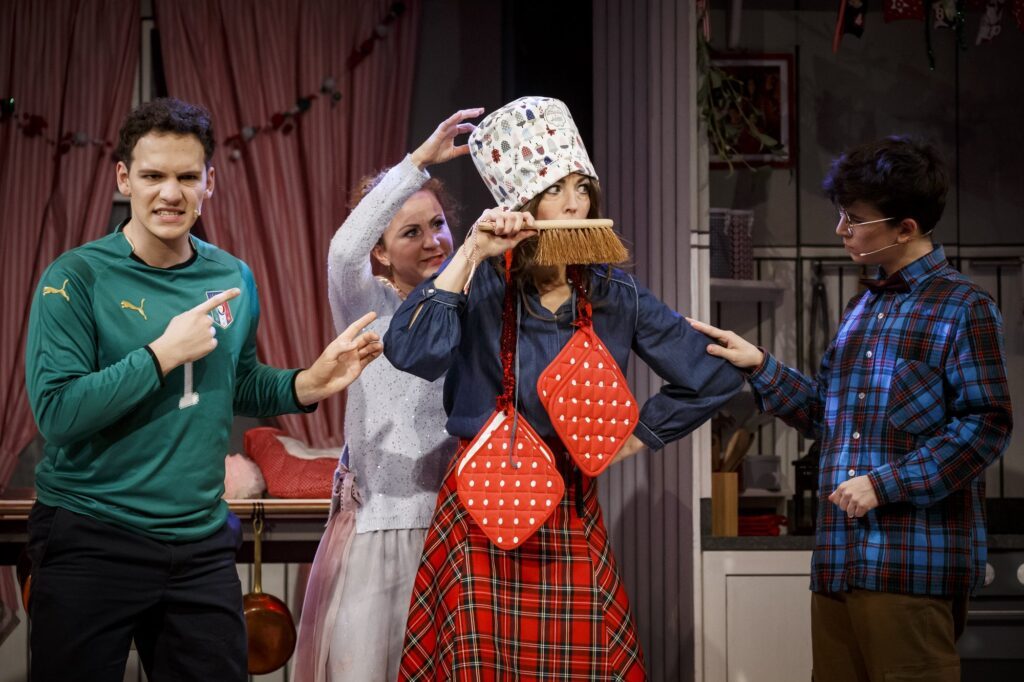 Turbulente Küchenszene im Musical Die Weihnachtsbäckerei