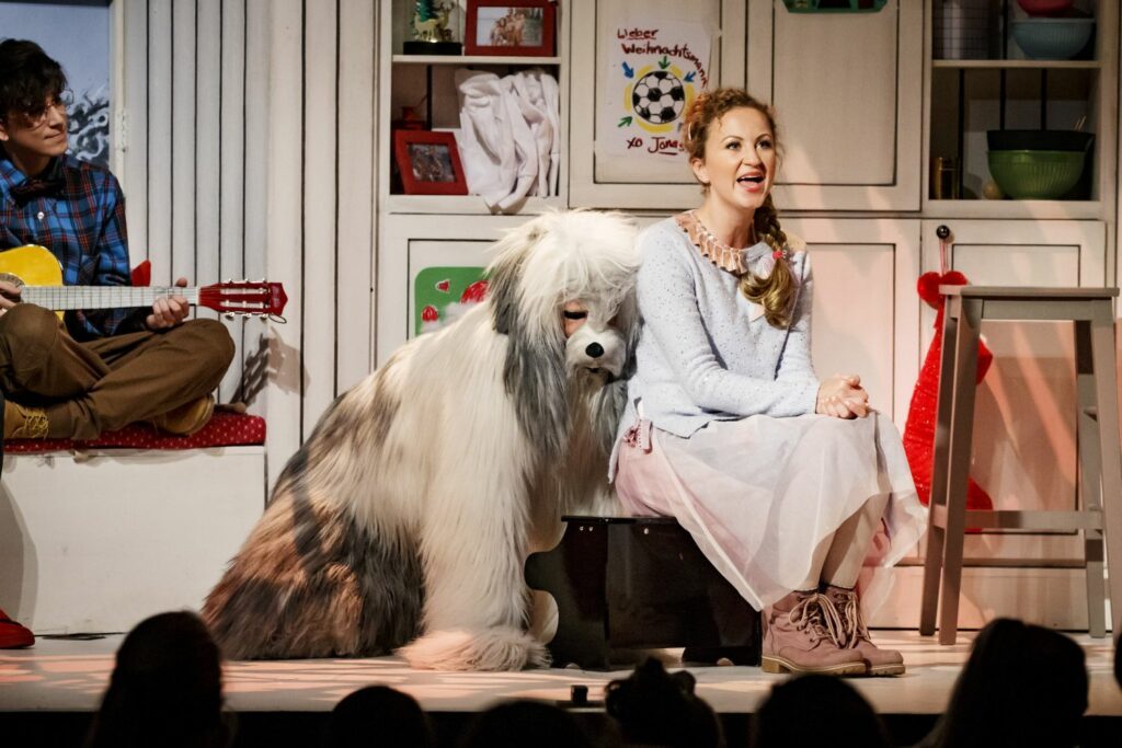 Die Weihnachtsbäckerei Geschwister singen mit Hund