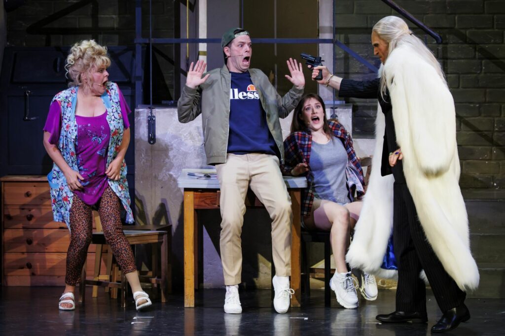 Die Königs schenken nach! Familie mit Waffe bedroht