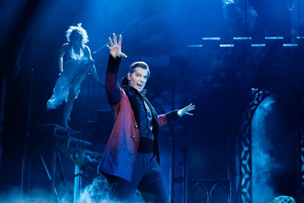 Graf Dracula beschwört mit erhobenen Händen im Musical DRACULA