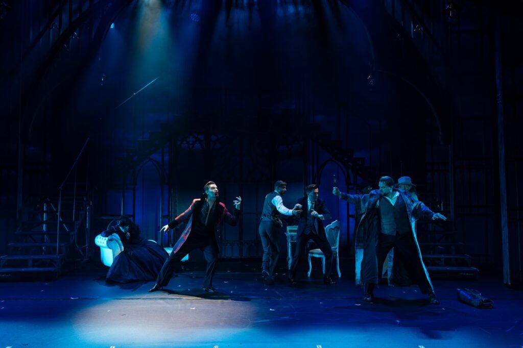 Vampirjäger stellen Dracula im Musical DRACULA