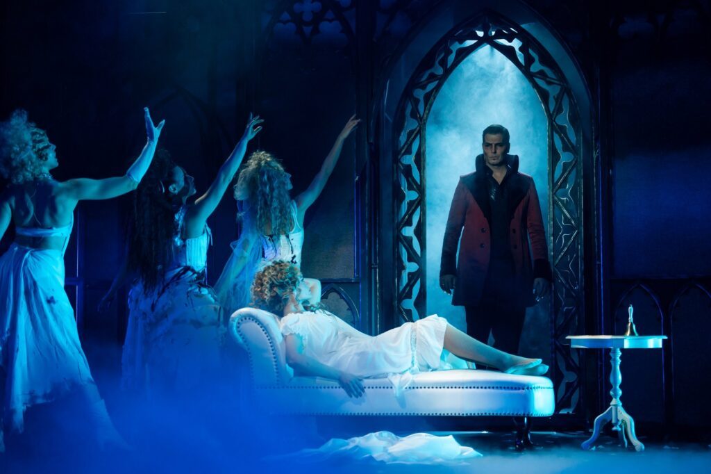 Lucy auf der Chaiselongue, Dracula im Torbogen im Musical DRACULA