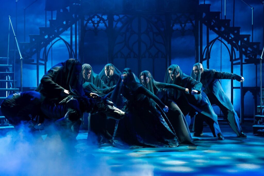 Dracula Tour Musical - Ensemble in Trauerkleidung