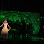 Elphaba, Glinda und Ensemble