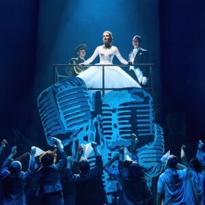 evita-musical-dresden EVITA an der Staatsoperette Dresden: Sybille Lambrich als Eva Perón auf dem Balkon der Casa Rosada