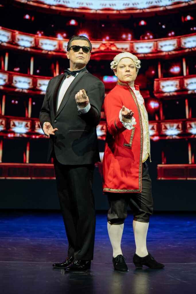 Falco und Amadeus im Zuschauerraum-Buehnenbild
