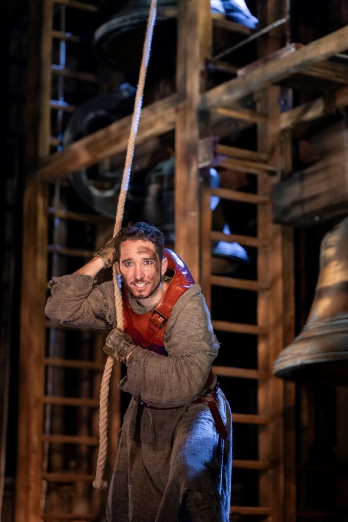 Disneys DER GLÖCKNER VON NOTRE DAME Quasimodo am Glockenseil