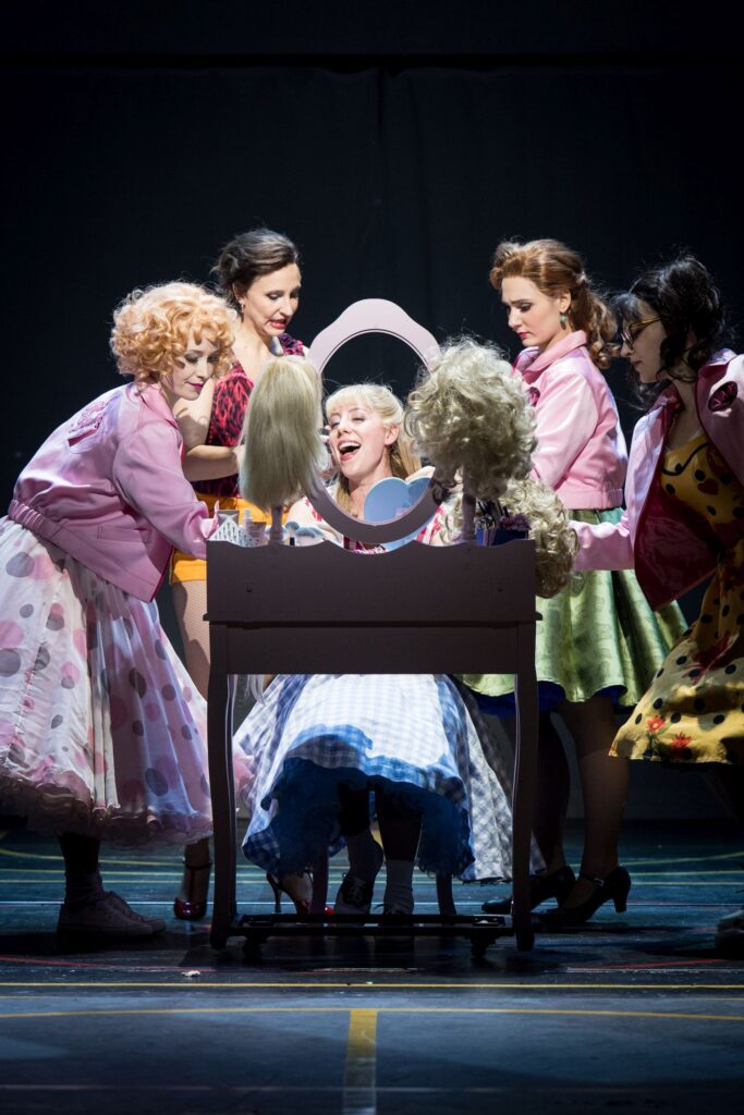 Grease Dortmund Sandy mit Freundinnen