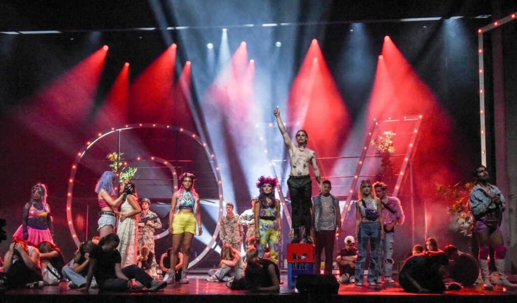 Hair München Ensemble roter Hintergrund