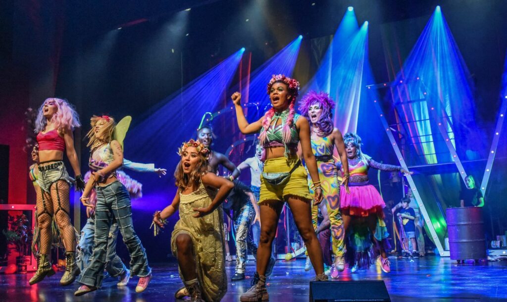 Hair München Ensemble und Mädchen im gelben Rock