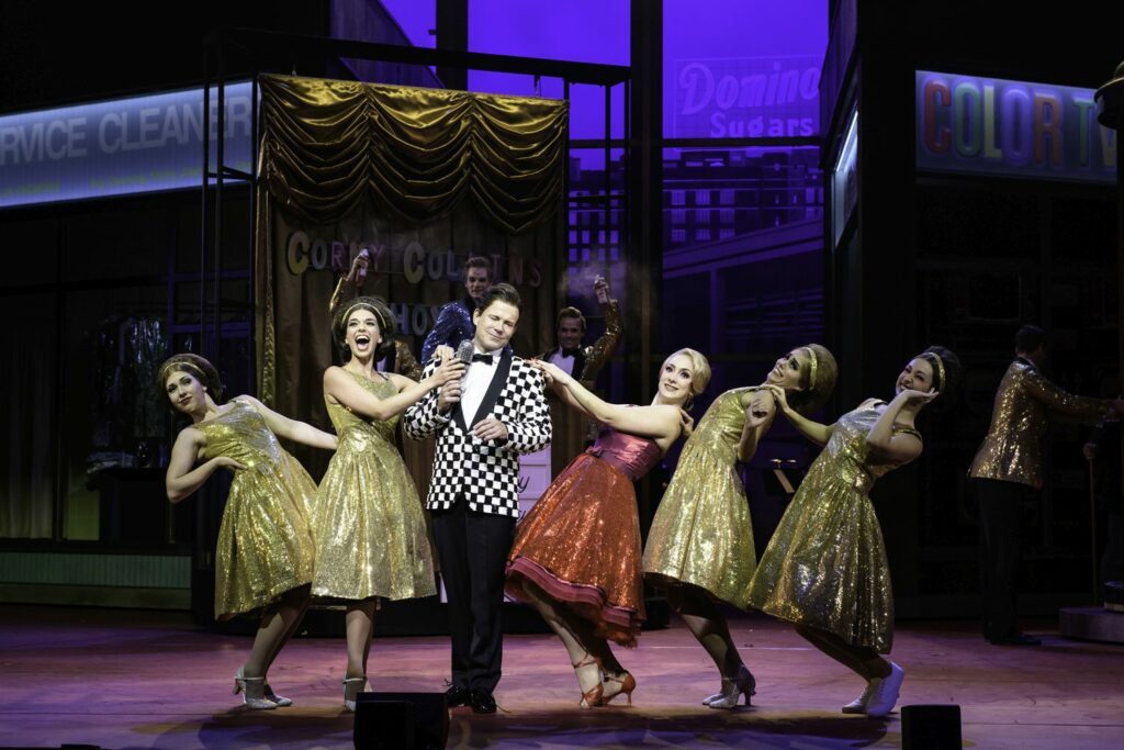 Hairspray Bonn Moderator mit Tänzerinnen