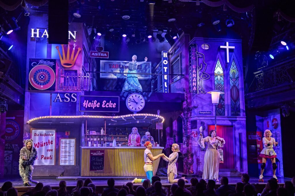Bühnenbild der Reeperbahn im Musical Heiße Ecke