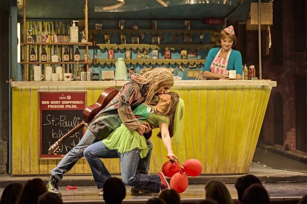 Liebespaar im Musical Heiße Ecke