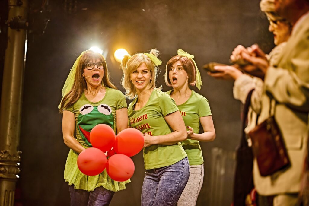 Zwei Kioskdamen im Musical Heiße Ecke