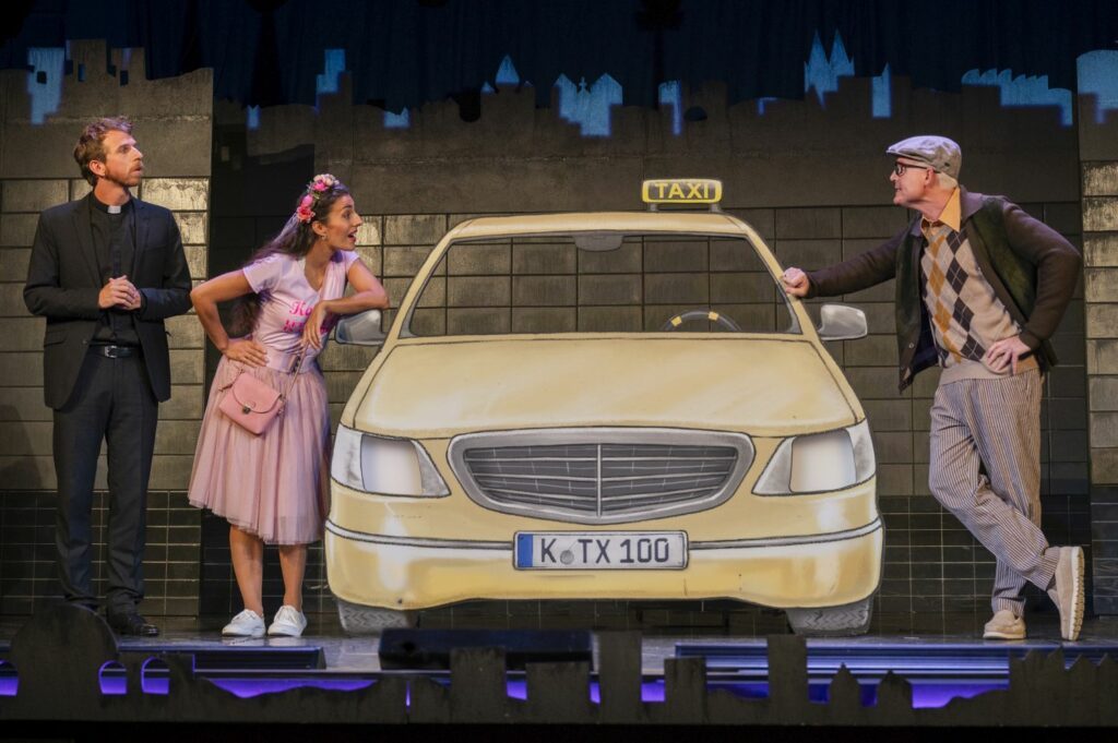 Himmel und Kölle Elmar am Taxi