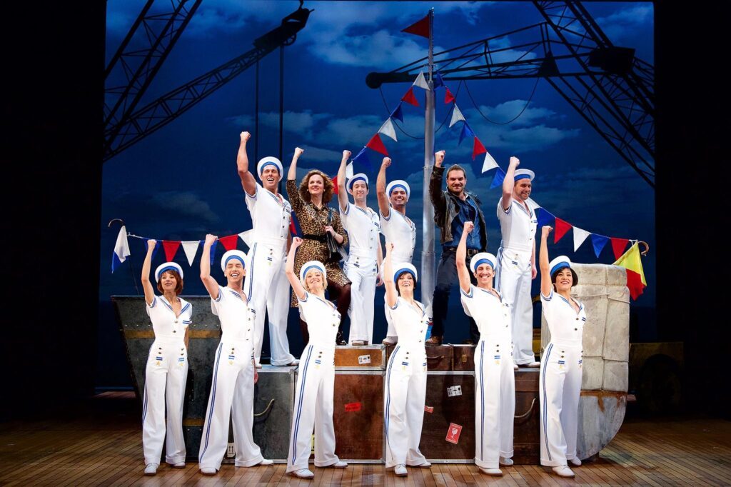 Matrosen-Ensemble beim Auslaufen des Schiffs im Musical ICH WAR NOCH NIEMALS IN NEW YORK
