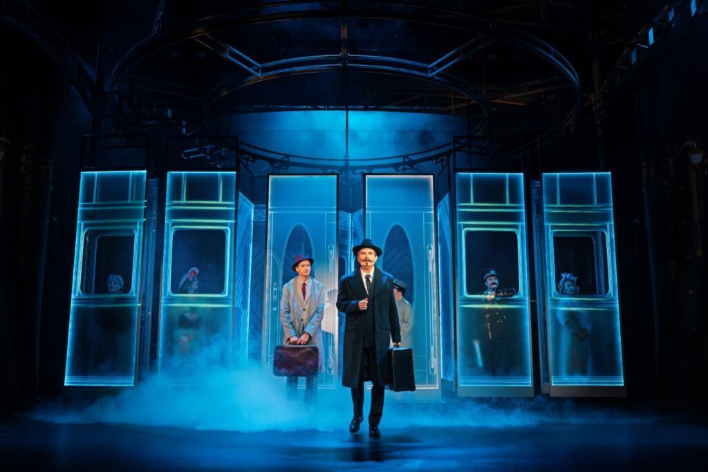 Mord im Orientexpress Poirot vor Zug