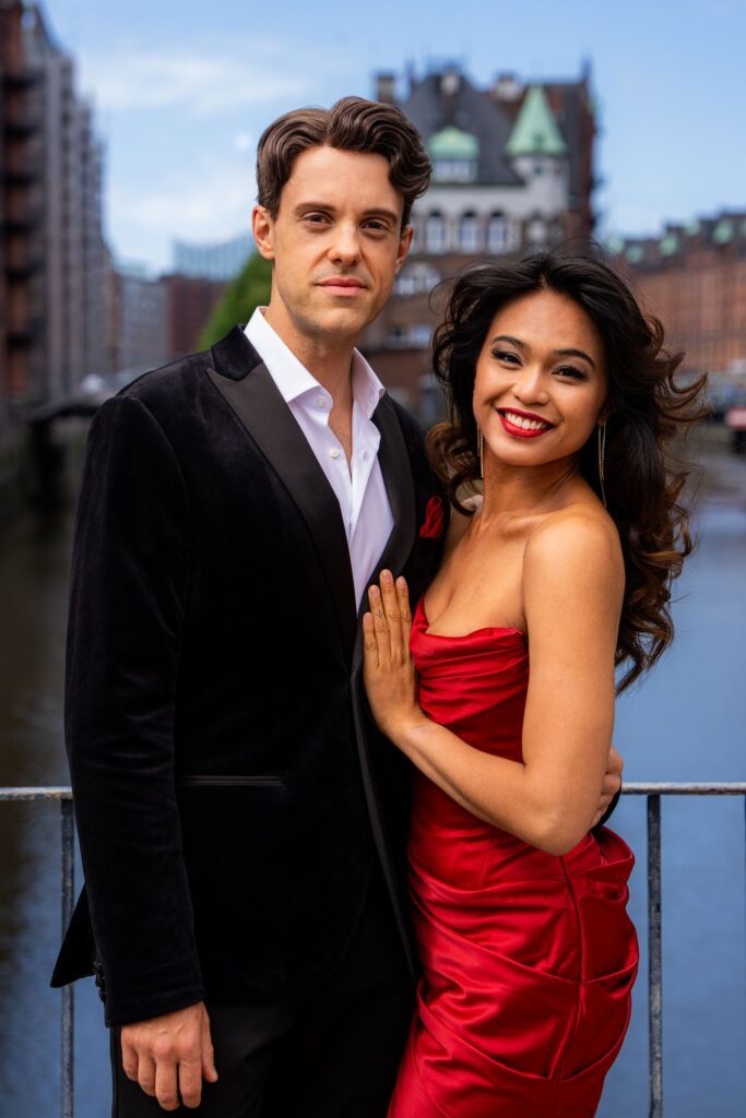 Mae Ann Jorolan als Satine und Jonas Hein als Christian in Hamburg