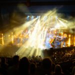 Bühnenlichter in Konzerthalle mit Zuschauern