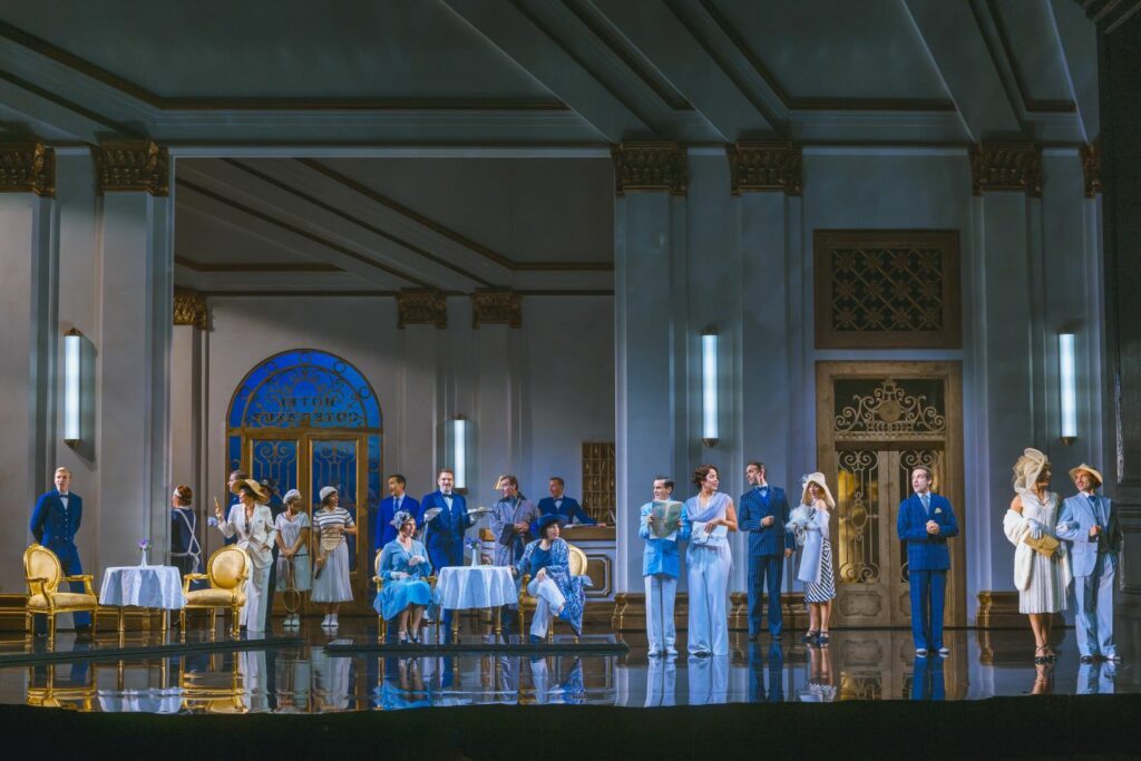 Rebecca Ensemble in Blau und Weiß