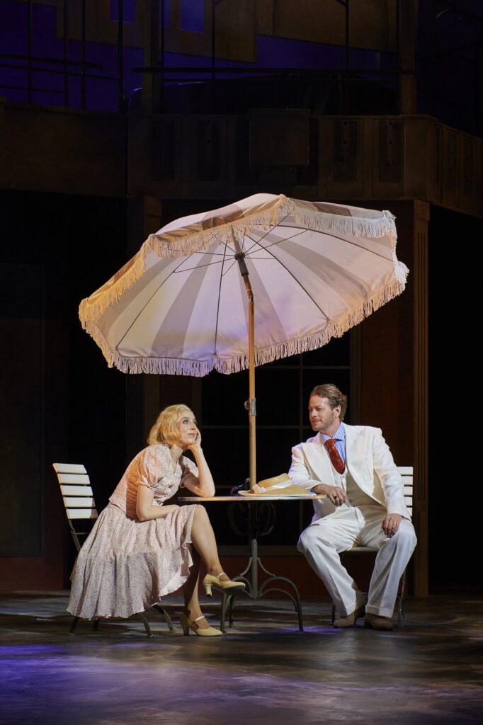Antonia Kalinowski und Mark Seibert in der Monte-Carlo-Szene von REBECCA am Theater Dortmund