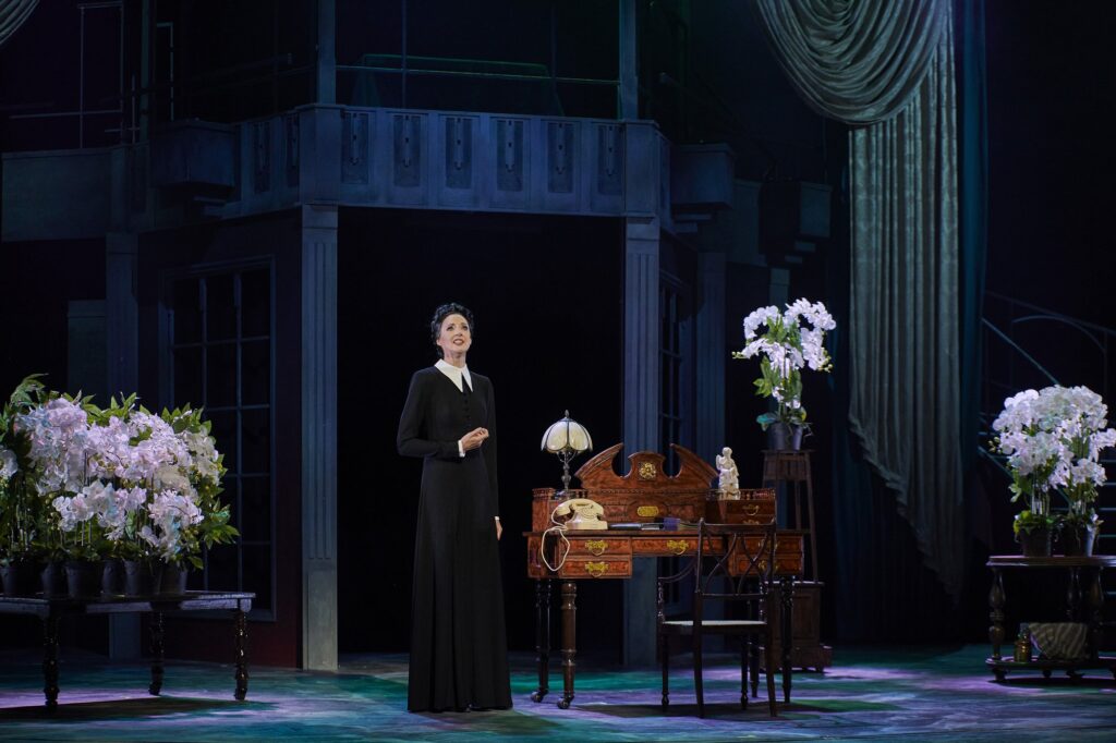 Bettina Mönch als Mrs. Danvers in REBECCA am Theater Dortmund