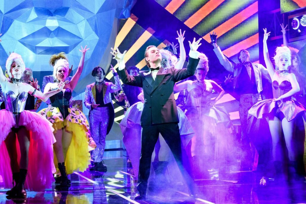 Rock Me Amadeus Musical Hans und Ensemble Auftritt Amadeus