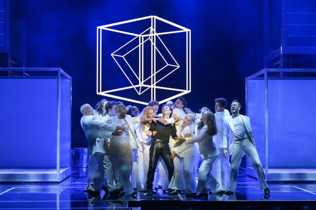 Rock Me Amadeus Musical Hans und Ensemble Show mit Quader