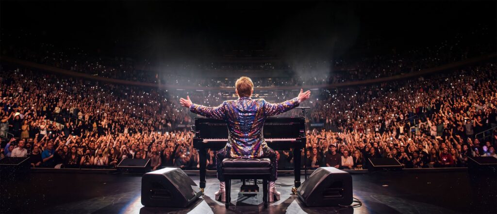 Blick von vorn auf die Bühne der Show in ROCKET MAN - Das Elton John Biopical
