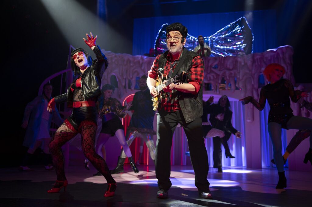 Rocknummer mit Gitarre vor dem Ensemble in der Inszenierung des Deutschen Theaters Göttingen