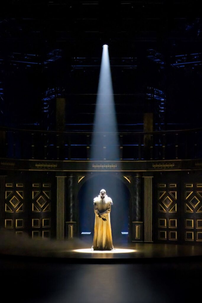 Der Todesengel im Lichtkegel: Szene aus ROMEO UND JULIA - DAS MUSICAL