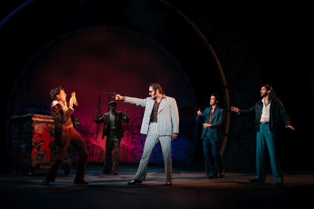 Sister Act Showslot Curtis mit Gangstern