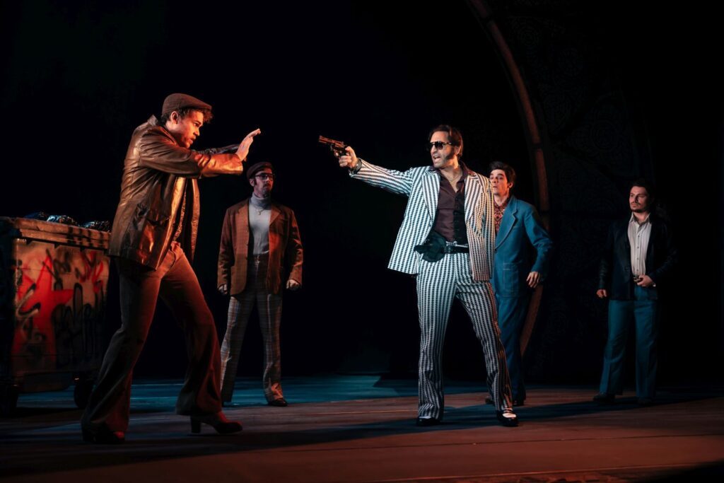 Sister Act Curtis droht mit Waffe