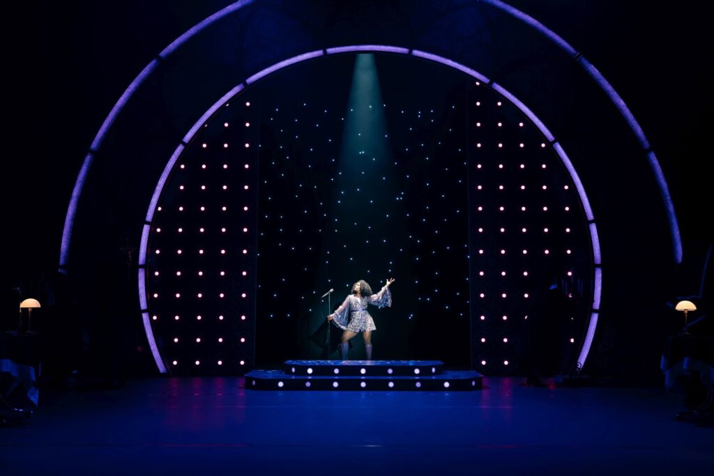 Sister Act Deloris im Nachtclub